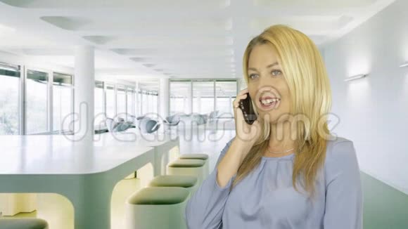 商务女性在办公室内部用手机聊天视频的预览图