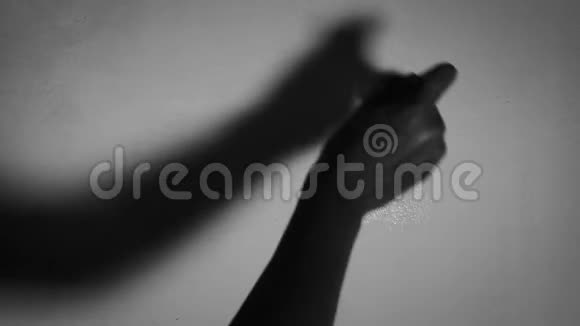 女性NNNN用刷子刷白墙壁黑白拍摄16毫米风格特写视频的预览图