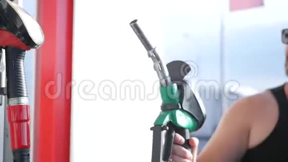 关闭石油汽油站服务加油和加油汽车运输的概念加油站视频的预览图