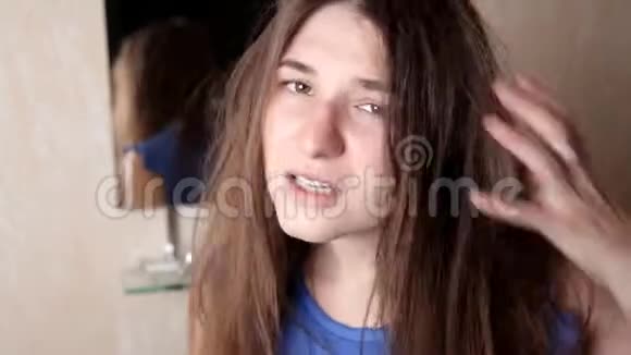 年轻女孩对头发的位置很不高兴糟糕的发型头发复原视频的预览图