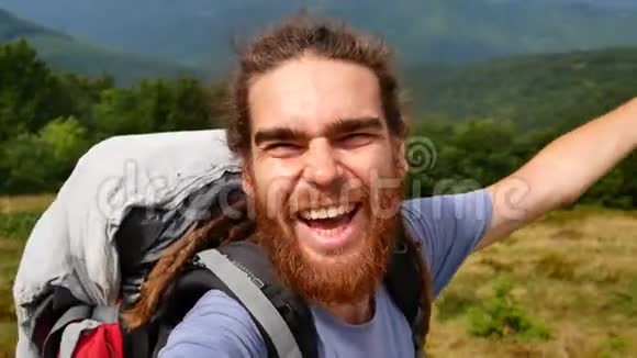 一个男人在山上自拍欢乐视频转一圈视频的预览图