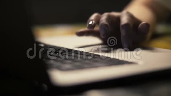 用笔记本电脑上的触摸板关闭女性的双手以浏览互联网视频的预览图