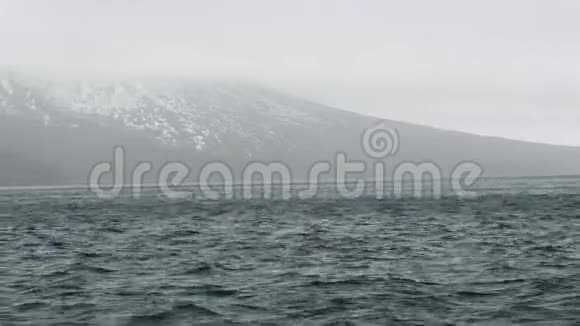 有雪山和海水波浪的山上风景视频的预览图