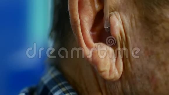 使用助听器的老人视频的预览图
