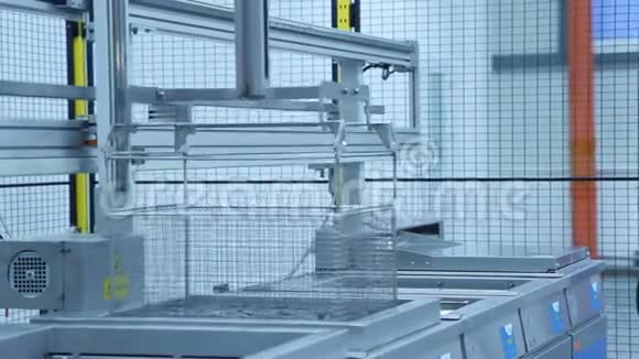 有空白的金属容器用液体浸入容器中化学处理视频的预览图