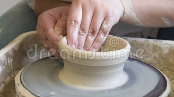 手工艺品陶器业余爱好泥轮视频的预览图