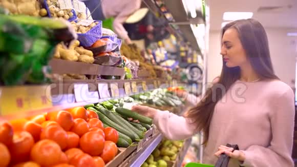 一个女人在超市挑选黄瓜视频的预览图