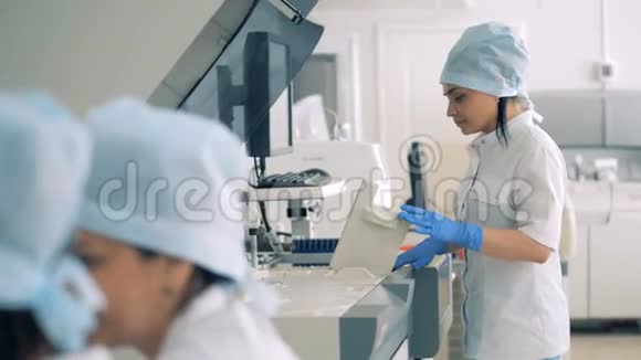 护士从离心机上取出一个样本视频的预览图