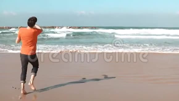 少年走夏海滩抛石自由和撤退的概念思考生活巨大的泡沫波4K视频的预览图