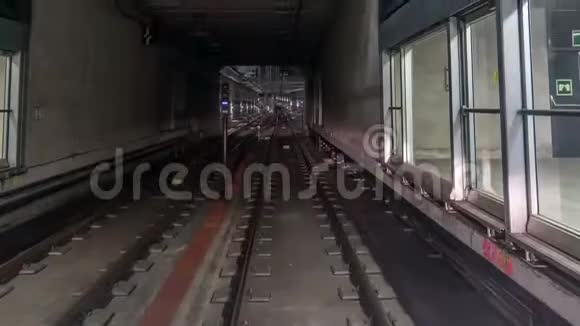 在地铁隧道里移动里面有光线通道视频的预览图