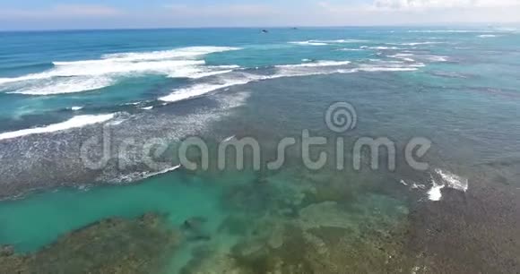 未触及的美空中拍摄美丽的海浪和珊瑚礁自然的异国美景4k视频的预览图