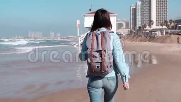 女游客在夏日海滨散步自由风吹拂着头发海边的欧洲女孩慢动作视频的预览图