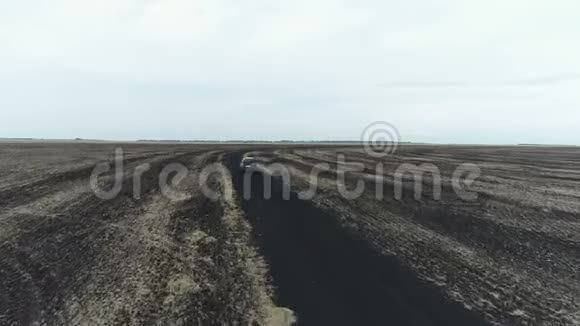 直升机在田野和高速公路上飞过汽车视频的预览图