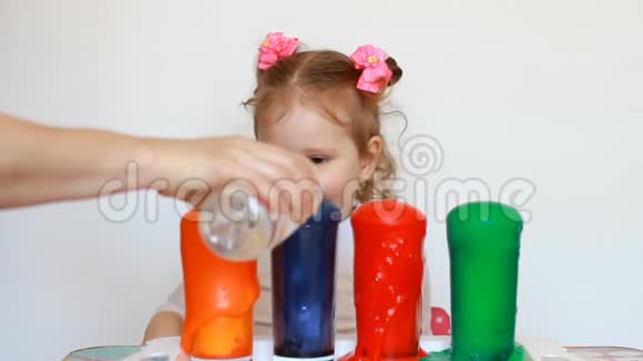 儿童与科学实验儿童娱乐学前教育五颜六色的饮料可爱的小女孩视频的预览图