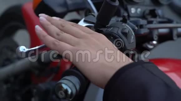女性手按杠杆臂摩托车离合器启动视频的预览图