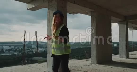 建筑工地的年轻女工在楼顶上跳舞视频的预览图