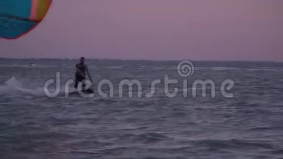 一个穿着潜水服的人在黎明时管理训练风筝视频的预览图