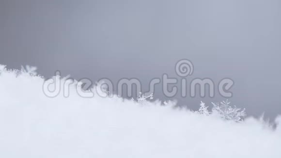 用白色和冰冻的小雪花晶体特写图像视频的预览图