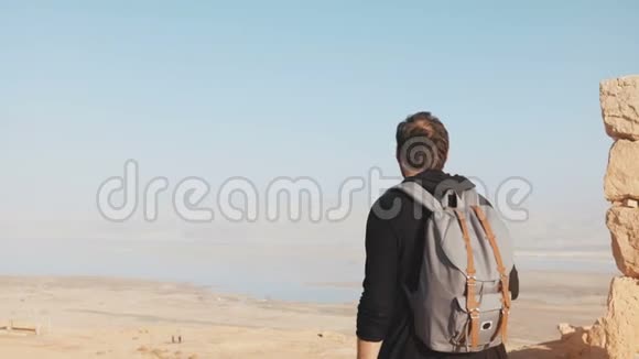 高加索人欣赏惊人的死海全景激动人心的摄影师站在山顶上手持摄像机以色列Masada4K视频的预览图