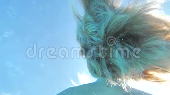 在水下看女孩美丽的头发阳光透过头发闪闪发光视频的预览图