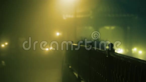 一对夫妇在浓雾中散步慢动作视频的预览图