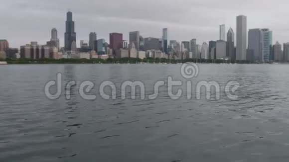 密歇根湖上的4K涟漪与背景中的芝加哥天际线视频的预览图