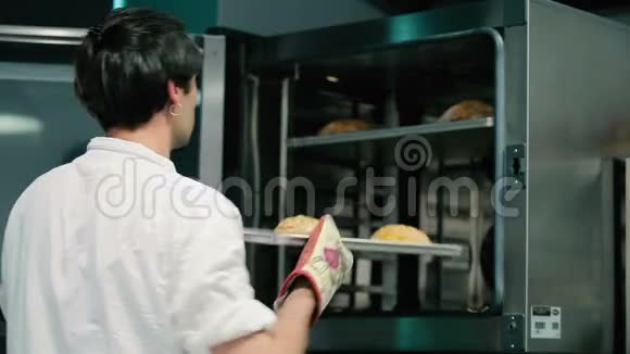 厨师把炉子上的面包拿走了视频的预览图