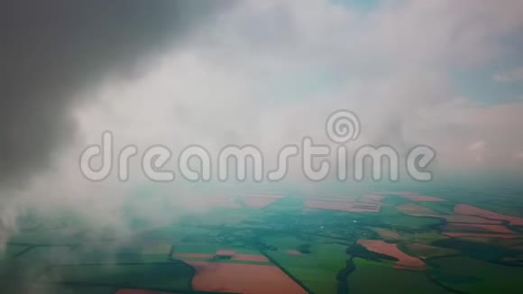 鸟瞰乡村田园和云雾视频的预览图