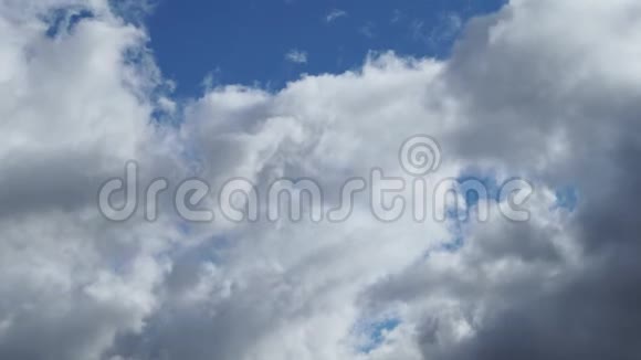 灰云在雨前划过蓝天视频的预览图