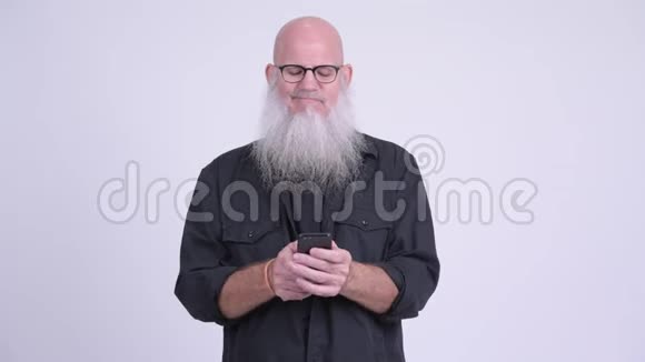 快乐成熟的秃头男人一边打电话一边思考视频的预览图