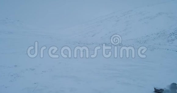 在西伯利亚的苔原中央晚上有一大群蒙古包在雪橇里生火外面有驯鹿视频的预览图
