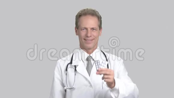 开药丸的中年医生视频的预览图