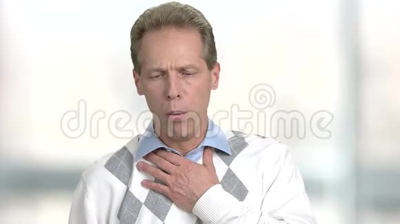 中年人咳嗽动作慢视频的预览图