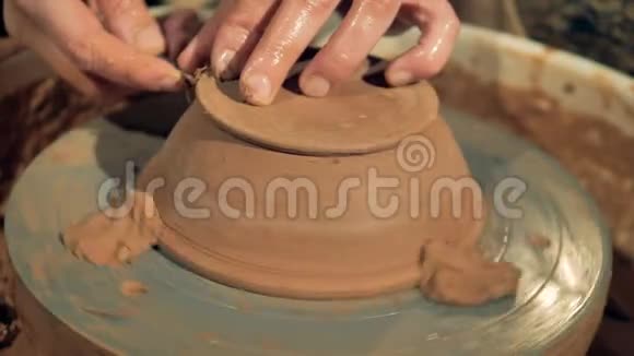 在最后的加工过程中一个翻转的碗在陶轮上旋转视频的预览图