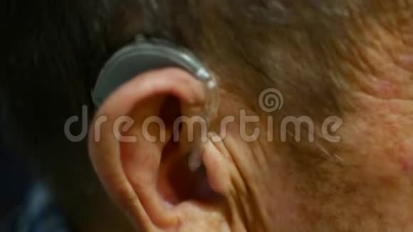 使用助听器的老人视频的预览图