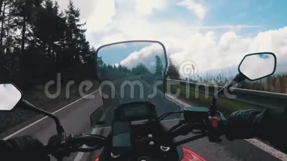 摩托车手骑在斯洛伐克美丽的风景山路上蛇形公路视频的预览图