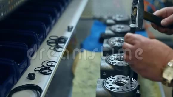 在金属部件上打孔的工人加工金属坯料的工厂工人视频的预览图