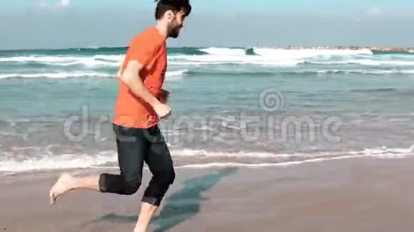 在海边奔跑的欧洲胡子男人自由概念男游客赤脚在迷人的夏日海滨跑步4公里视频的预览图