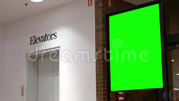 电梯旁的绿色广告牌视频的预览图