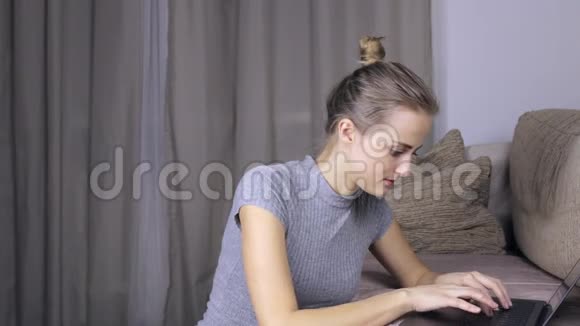 伤心难过的女人用她的笔记本电脑视频的预览图