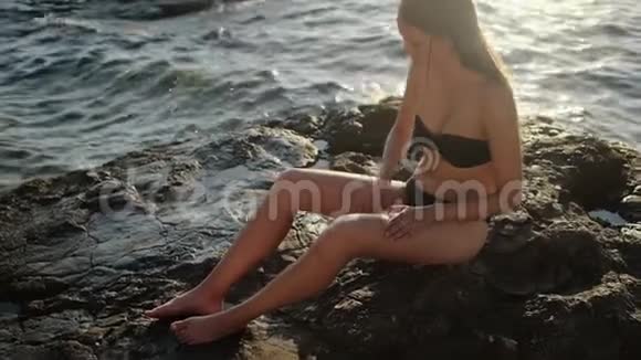 女性在日光浴前涂抹防晒霜视频的预览图