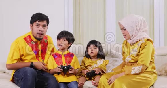 穆斯林父母和孩子玩电子游戏视频的预览图
