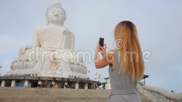 慢动作记者女孩用智能手机制作泰国佛像的照片视频的预览图