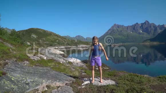 一个女孩在大自然的背景下跳舞视频的预览图