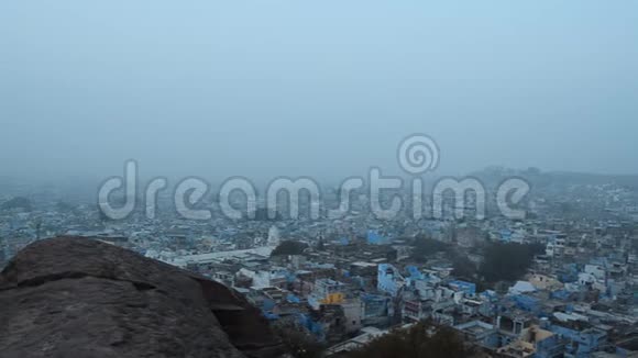 在雾蒙蒙的冬日晨曦中鸟瞰印度乔德普尔拉贾斯坦邦的蓝色城市视频的预览图