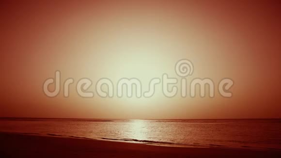 大自然夏日海岸海面上的红色日落视频的预览图