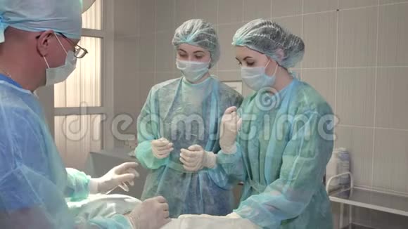 护士在手术中缝合伤口的边缘视频的预览图