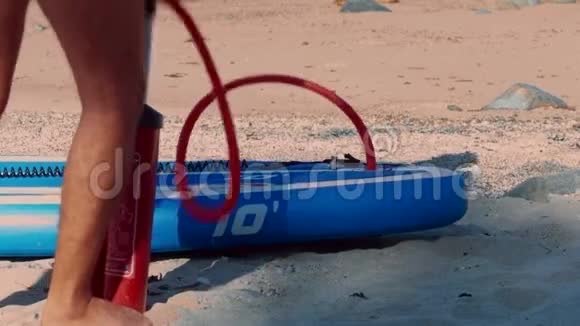 低角度射击男子充气桨板与泵的腿视频的预览图