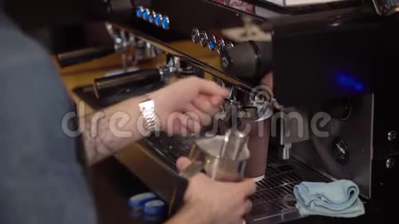 有纹身的咖啡师准备咖啡用牛奶视频的预览图