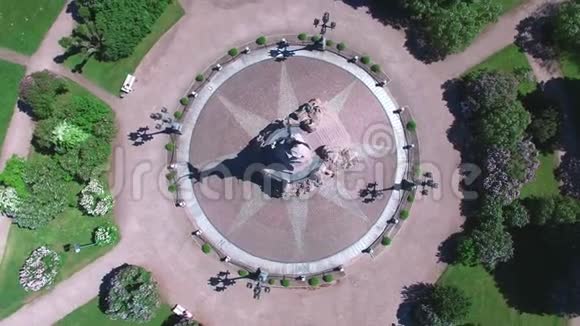 19世纪雕塑沙皇俄国帝国时期的高空无人机俯视图视频的预览图